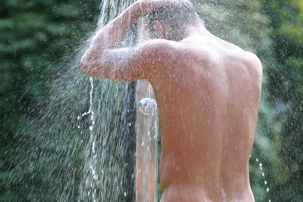 Después de un baño con soda, un hombre necesita tomar una ducha fría. 