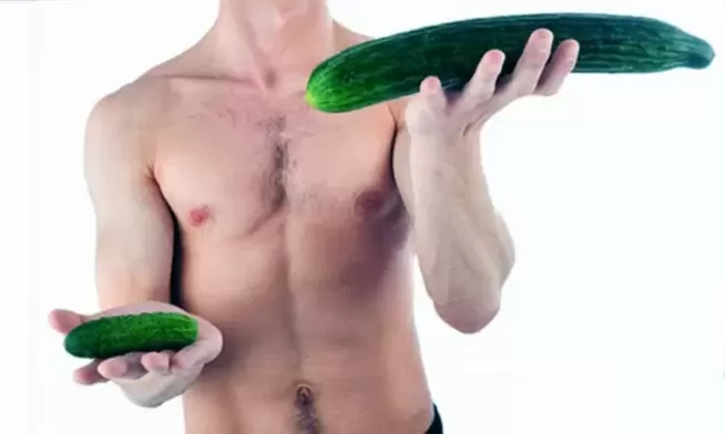 Tamaño del pene pequeño y grande usando el ejemplo de los pepinos.